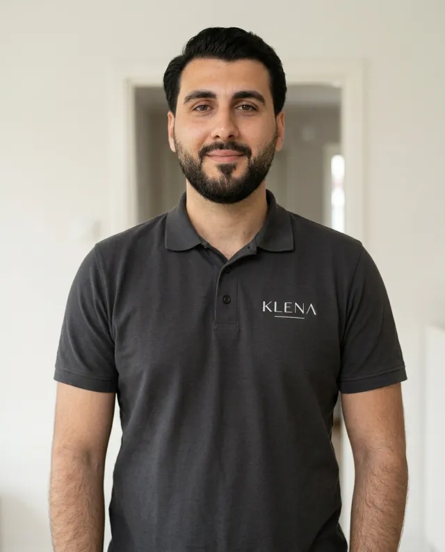 Almothana Asaad i Klena-tröja, professionellt redigerat porträtt